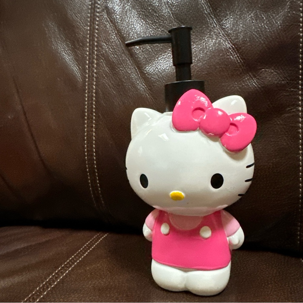 New Hello Kitty Sitting With Bright Pink Bow Lotion Soap Dispenser Pump Sanrio‎
